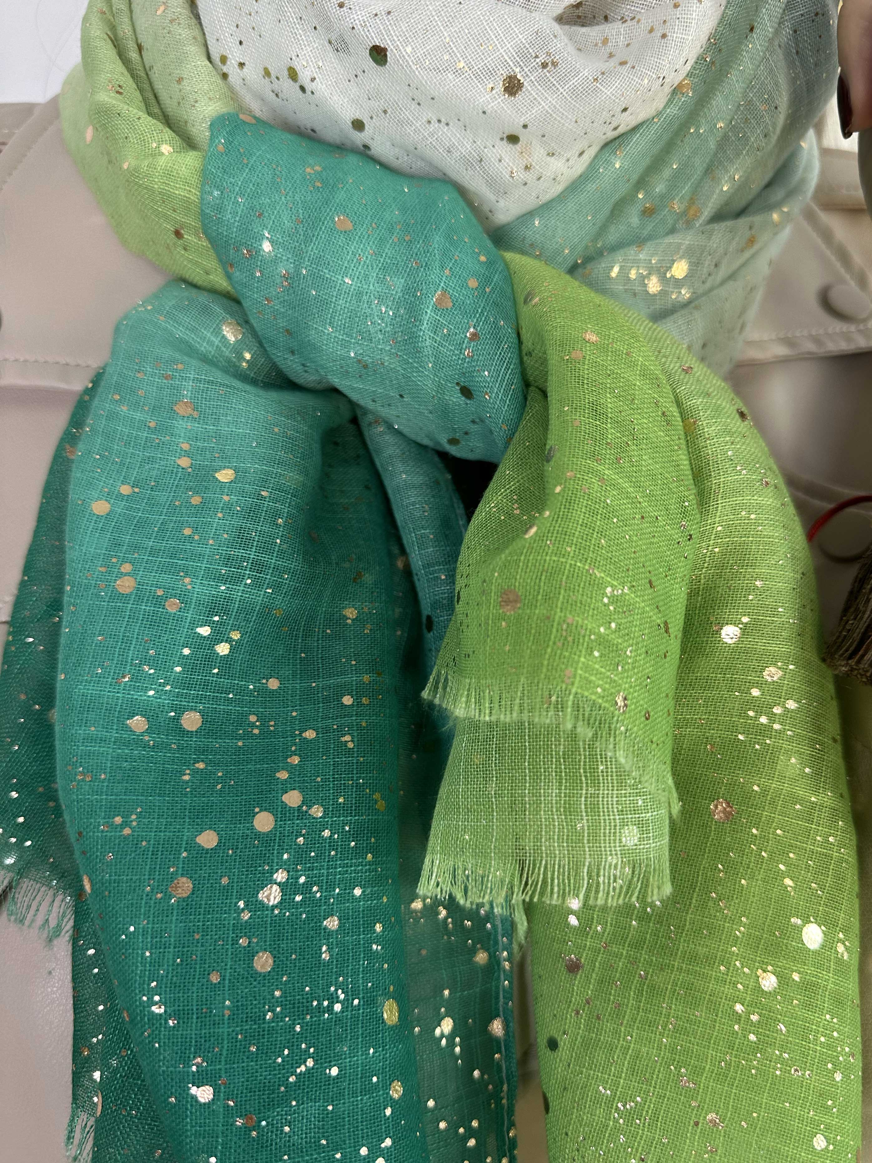 Eliza - Lätt scarf med gulddetaljer